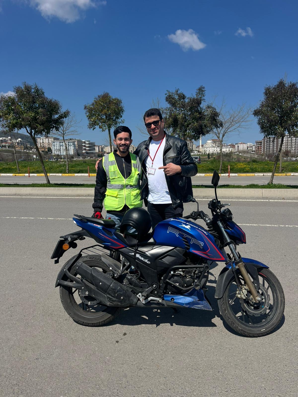 Mutlu Öğrenci 12