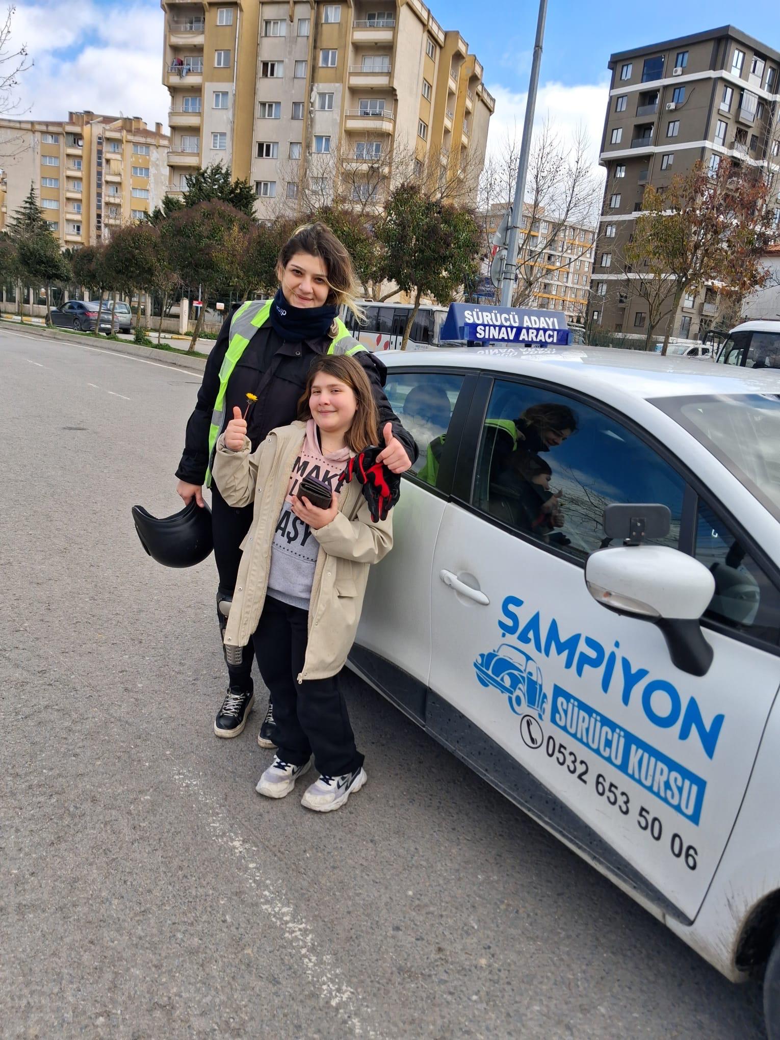 Mutlu sürücü adayı